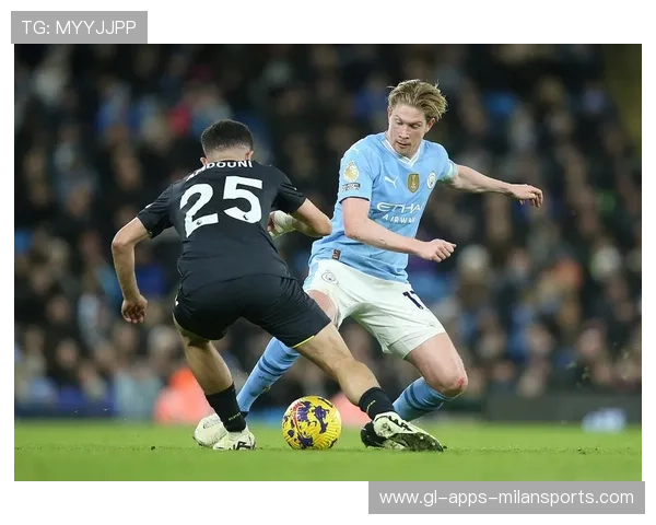 德布劳内精准吊传击中横梁，全场倒吸凉气