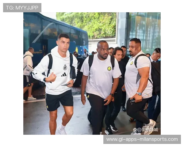 C罗与队友亲密互动,更衣室氛围融洽,c罗与球迷合影 C罗与队友亲密互动,更衣室氛围融洽,c罗与球迷合影