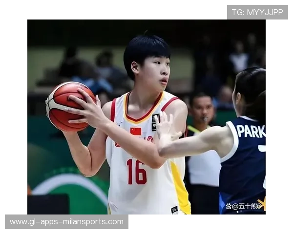 女篮队医比赛后忙碌成幕后功臣