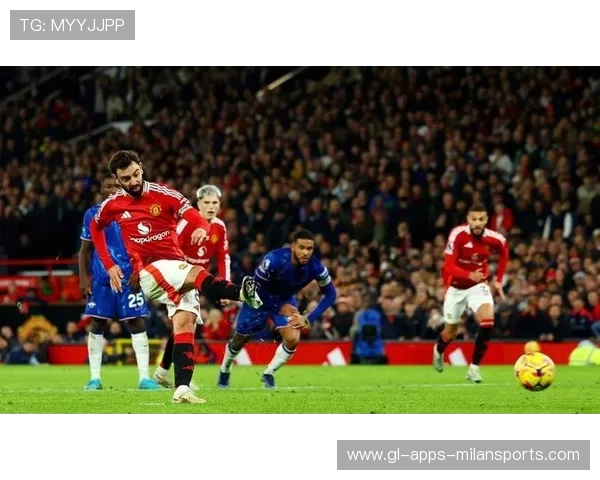 曼联外线远射被折射入网，收获意外进球