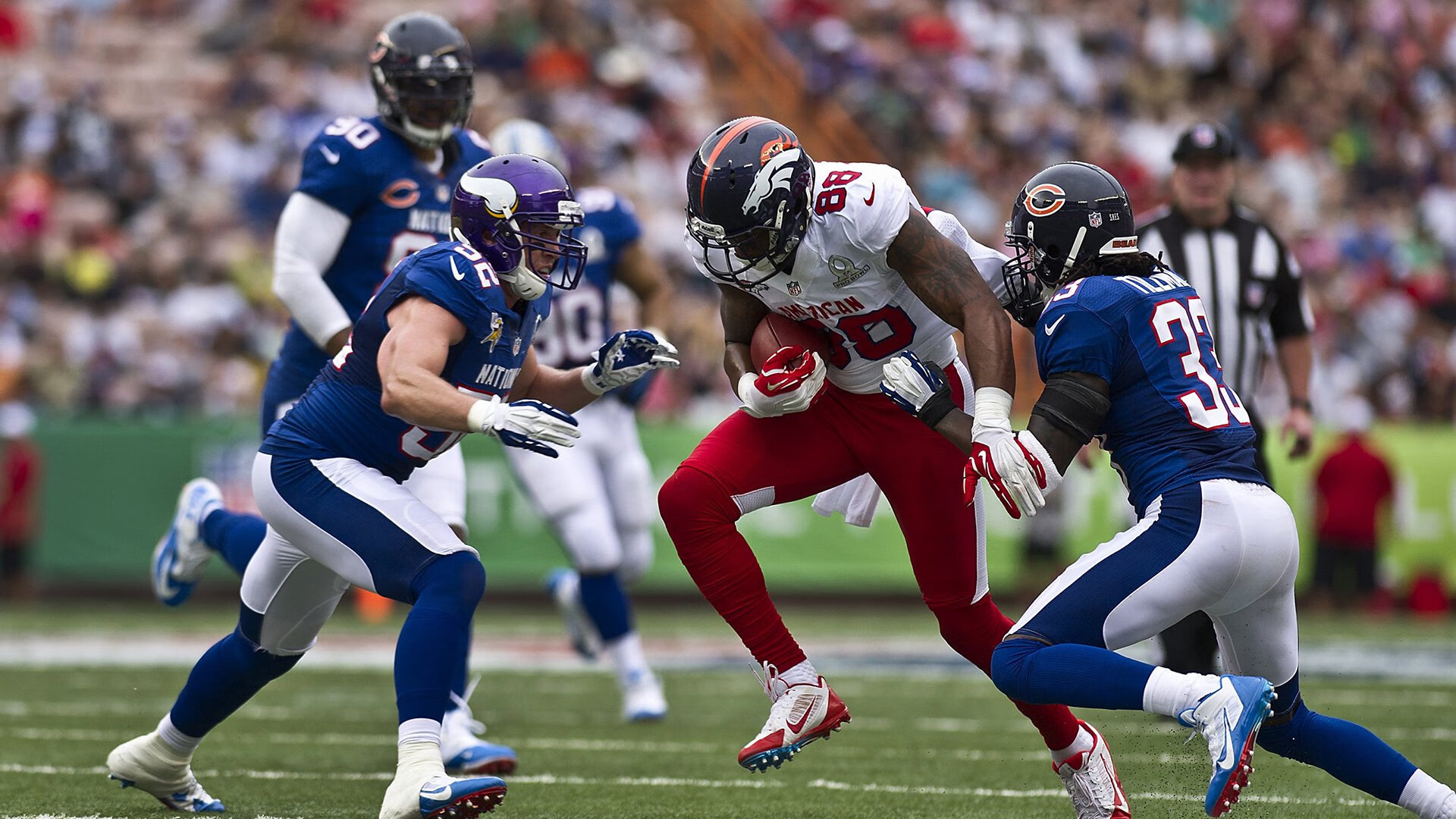 球迷横幅抗议裁判判罚，赛会回应承诺调查，球员骂裁判